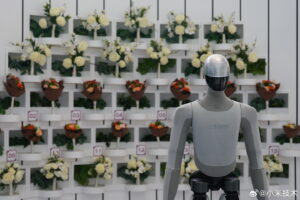 小米新一代人形机器人亮相2026世界机器人博览会，大模型驱动实时互动