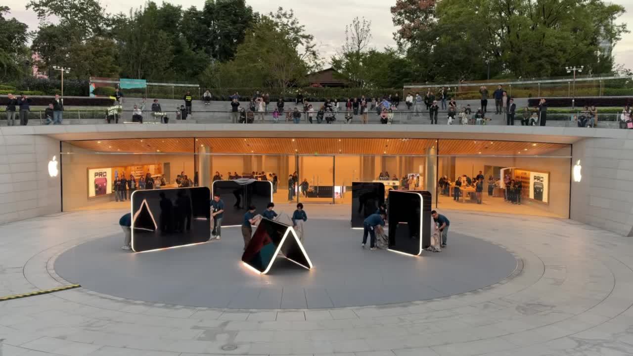 苹果 Apple Store 零售店 iPhone Duo 巨型雕塑首秀:全球四店展出,上海静安在列
