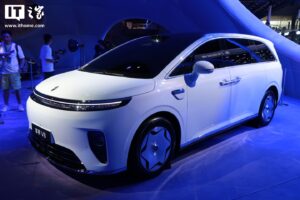 华为官网公开享界 V8 选配:32.98 万元起,全系标配后轮转向