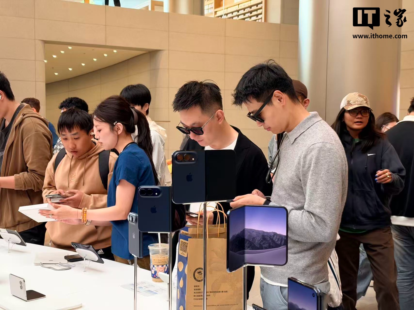 iPhone Duo 开售:Apple Store 可现场办理三大运营商 eSIM